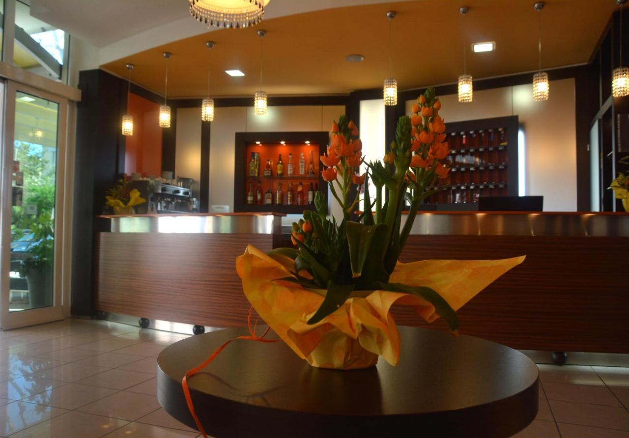 Hotel Orly Чезенатіко Екстер'єр фото