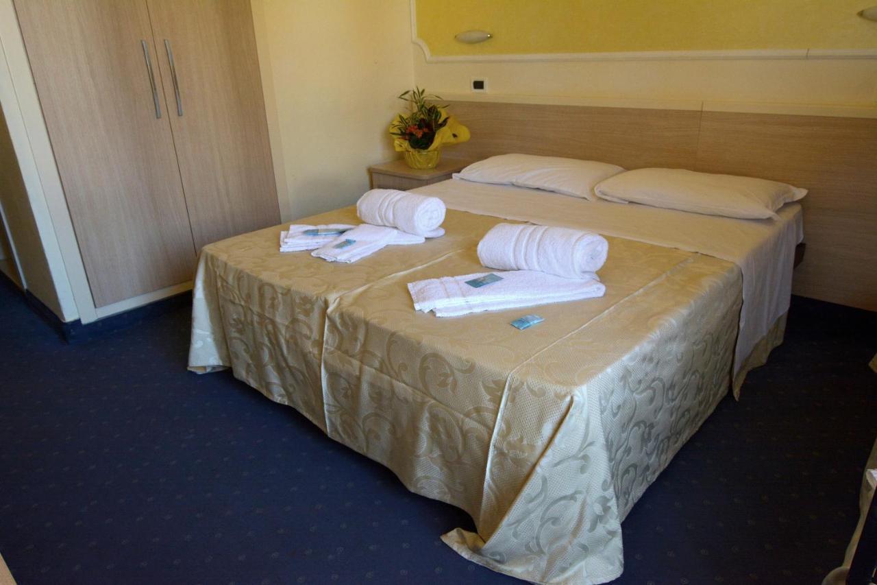 Hotel Orly Чезенатіко Екстер'єр фото