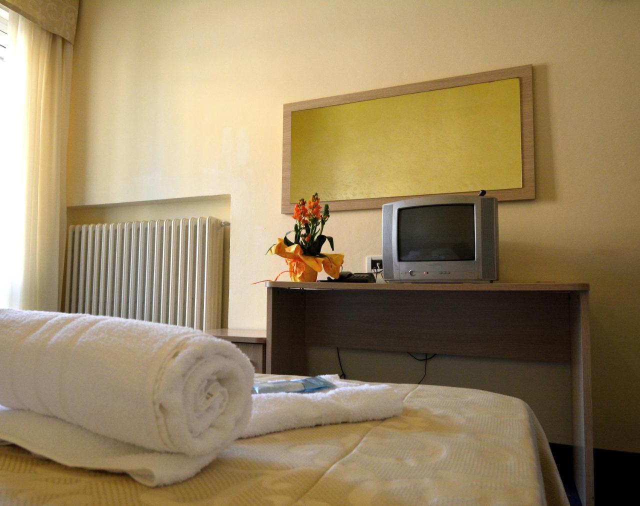 Hotel Orly Чезенатіко Екстер'єр фото