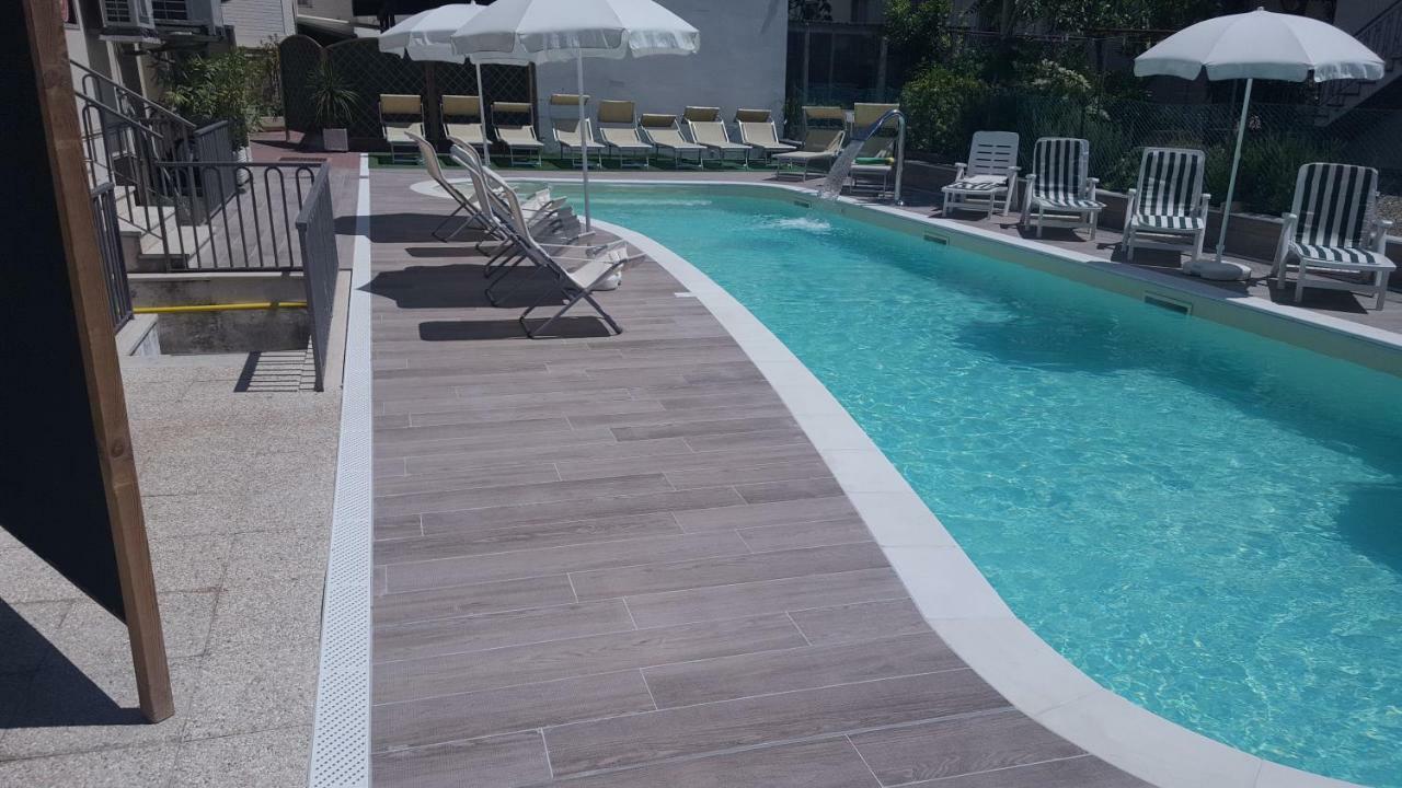 Hotel Orly Чезенатіко Екстер'єр фото